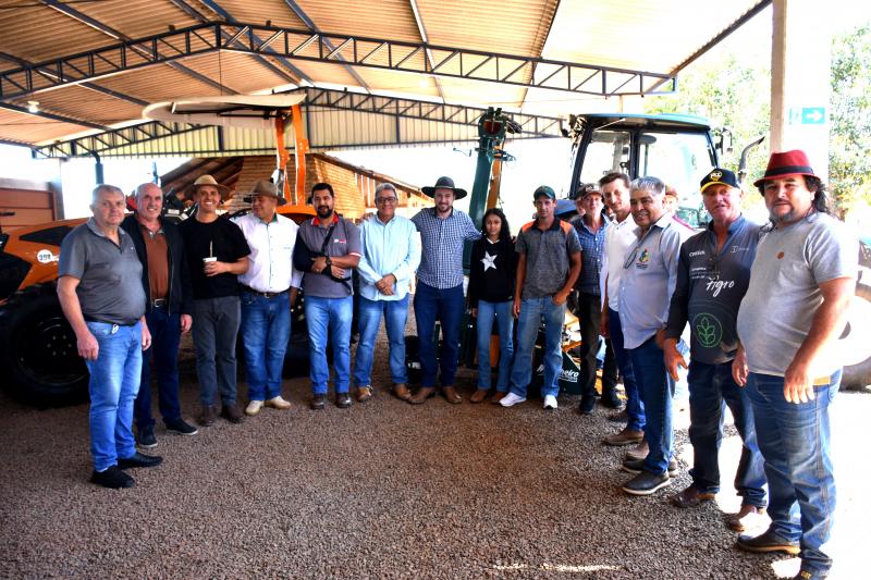 Vereadores participam da entrega de equipamentos agrícolas que beneficiam duas associações rurais